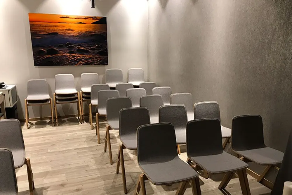 Seremonirommet med stolrader